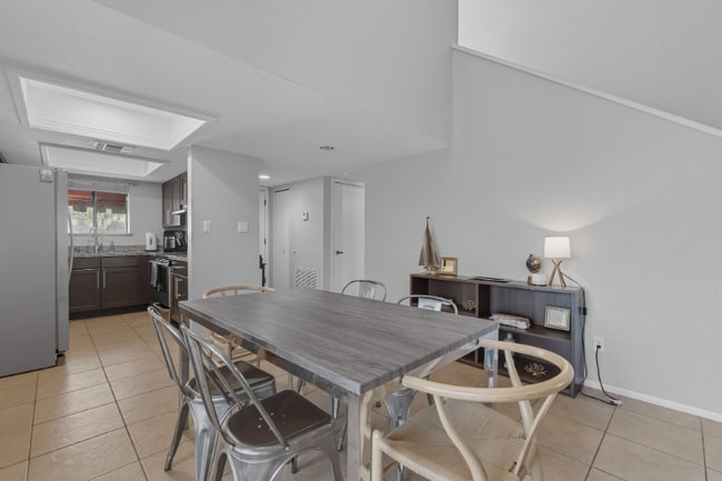 Foto del edificio - 4245 E Ludlow Dr