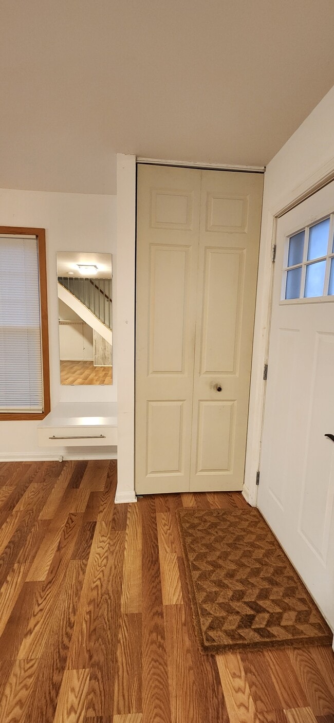 Foto del edificio - 319 Farmingdale Cir