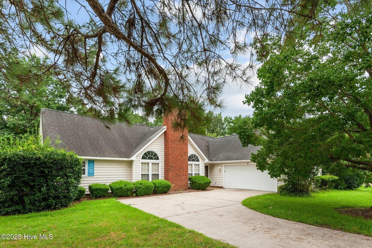 Primary Photo - 221 Forest Oaks Dr