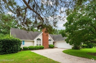 Building Photo - 221 Forest Oaks Dr