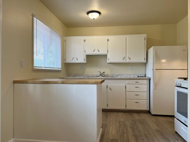 Building Photo - NEWLY UPDATED RANCH HOME WITH CARPORT.