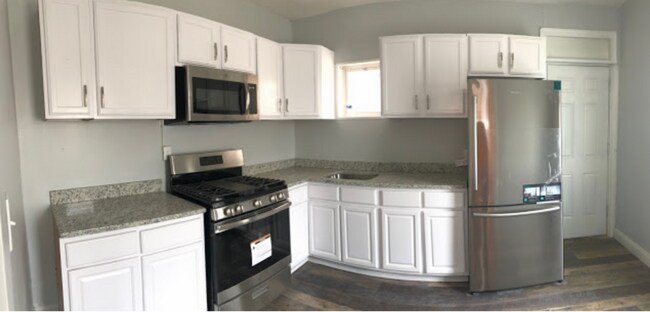 Foto del edificio - Large, Renovated 4 Bedroom Corner-Lot Town...