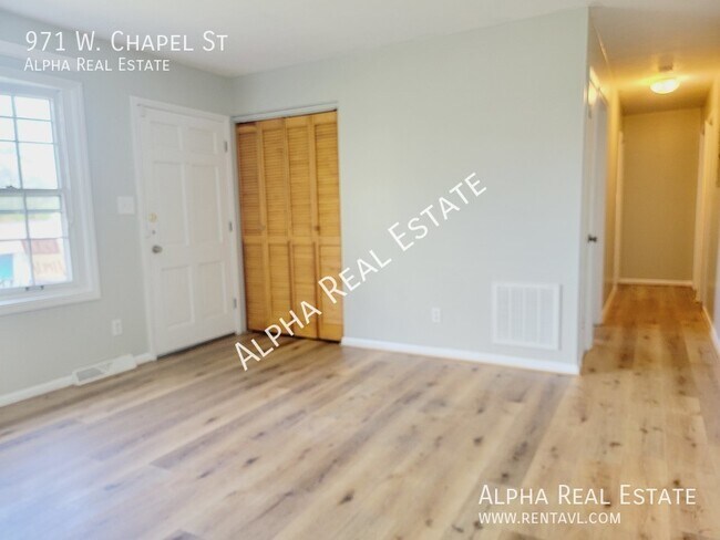 Foto del edificio - Pet friendly home with level fenced back y...
