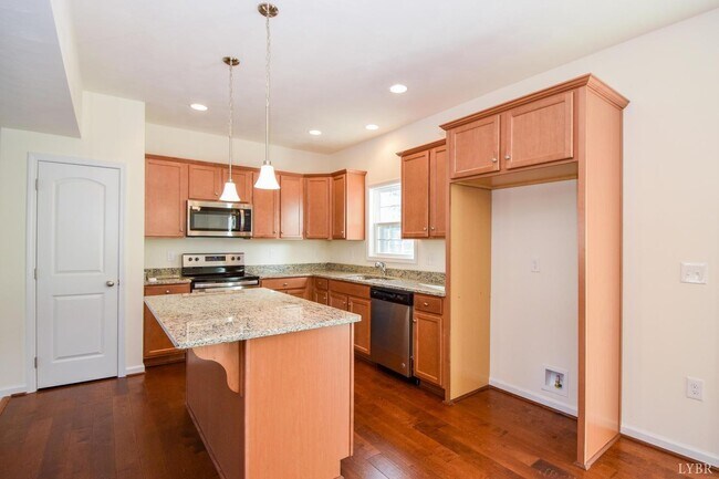 Foto del edificio - 1024 Forest Edge Dr
