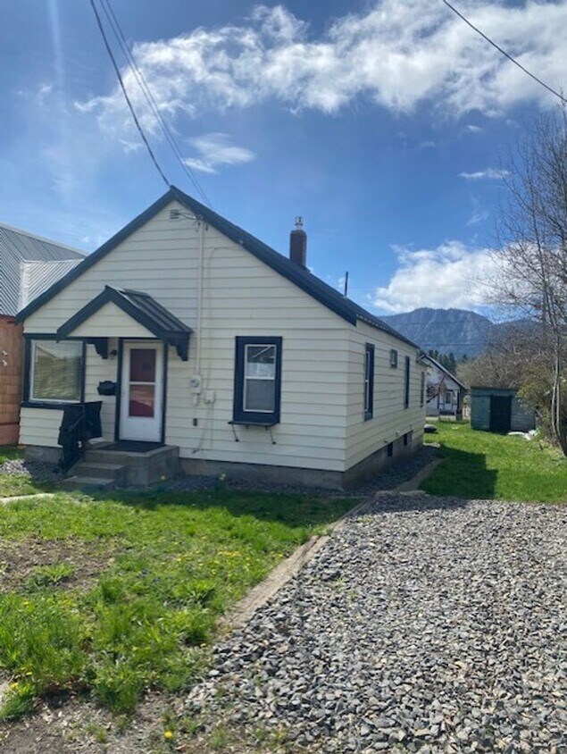 Primary Photo - Cute Downtown Bungallow