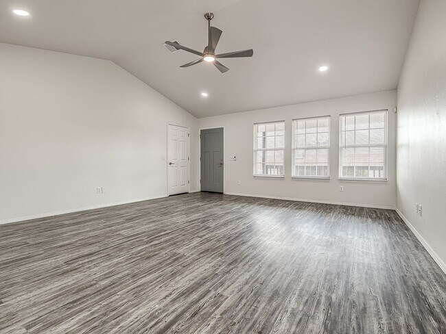 Foto del edificio - Beautiful remodeled home in Edmond + 4 bedrooms + 2 bathrooms + Valencia Neighborhood