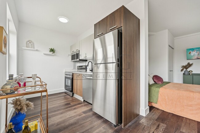Foto del edificio - Brand New Studio with Luxe Finishes & Natu...