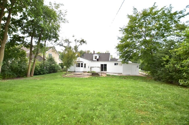 Building Photo - 619 Hillside Rd