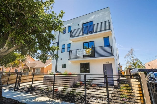 Building Photo - 2421 Carmona Ave