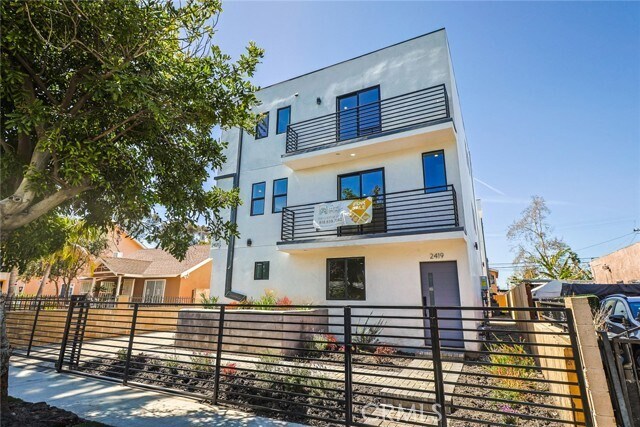 Foto del edificio - 2421 Carmona Ave
