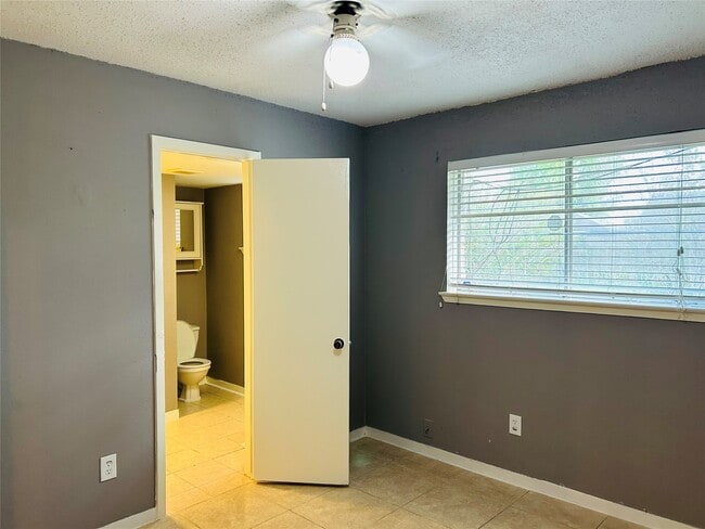 Foto del edificio - 7619 Vernwood St