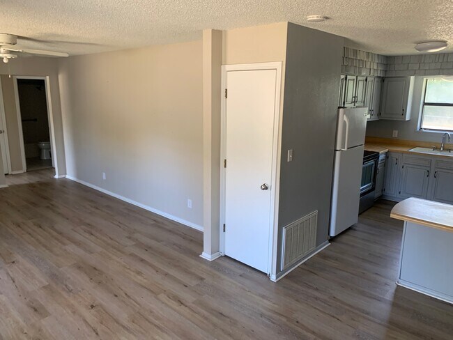 Building Photo - 2122 W Austin Ave