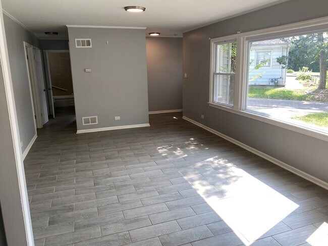 Building Photo - 17401 Longfellow Ave