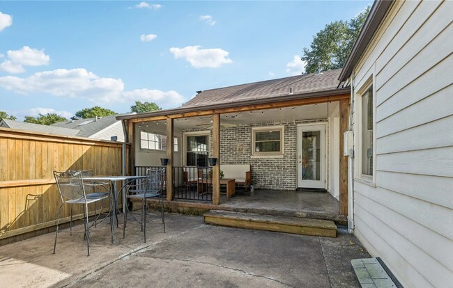 Building Photo - 2 Bed | 2 Bath Near TU!