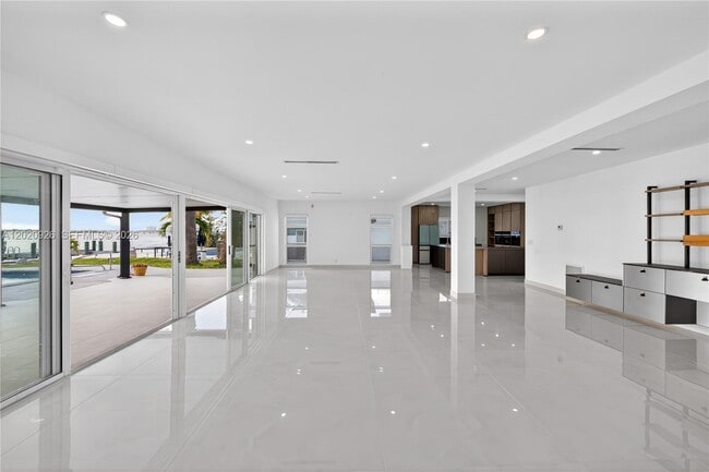 Building Photo - 1101 S Shore Dr