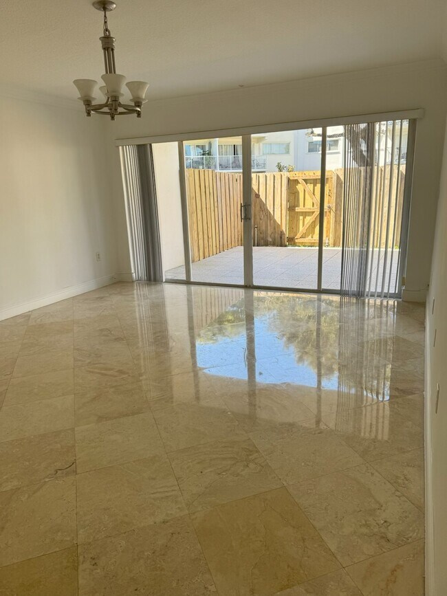 Sala de estar y patio - 7803 SW 88th St