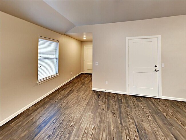 Building Photo - 2 Bedroom 2 Bathroom 2 Car Garage Duplex C...
