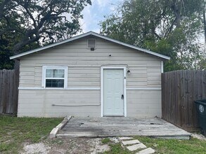 Building Photo - 902 W Lakeside Dr