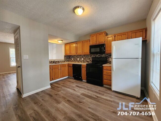 Foto del edificio - 2 Story All Brick 2/1.5 Townhouse in Concord