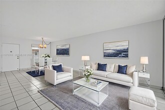Building Photo - 2821 Somerset Dr