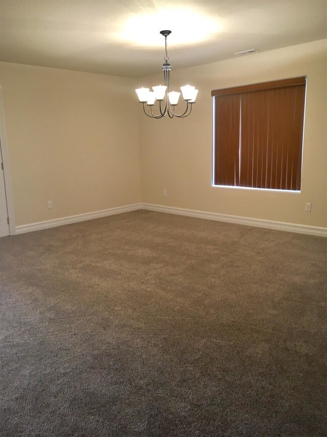 Building Photo - 1122 Roza Dr