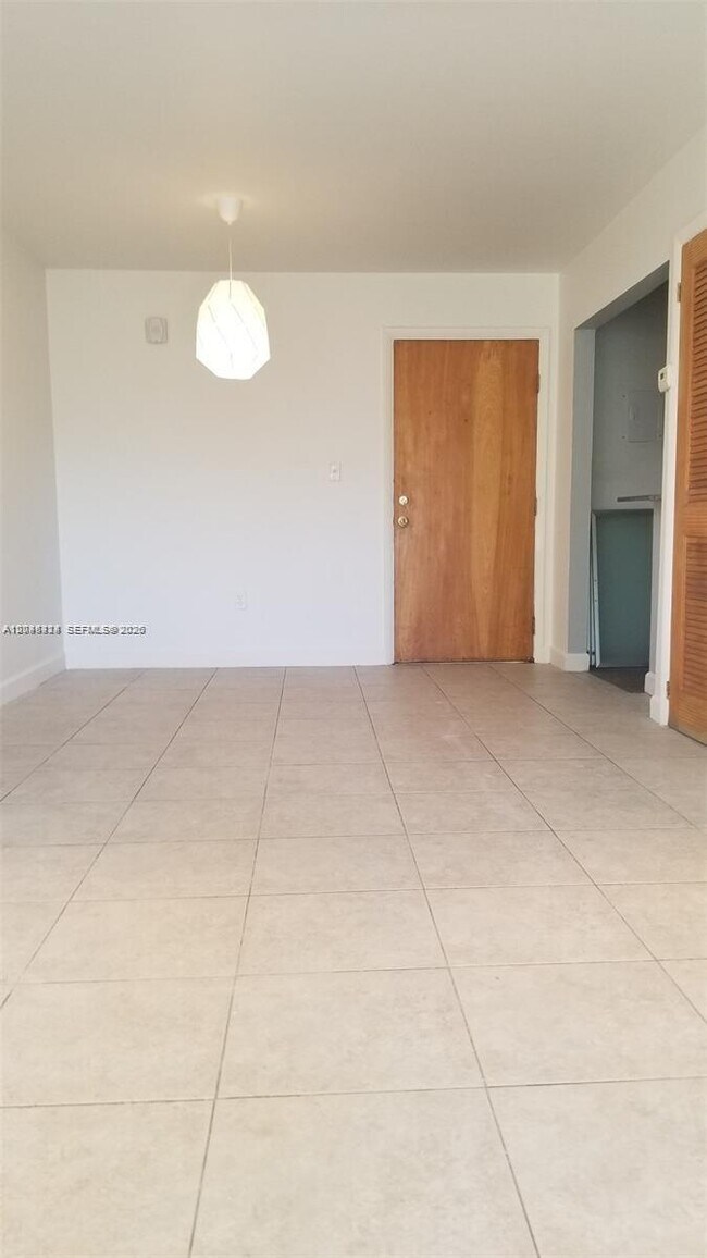 Foto del edificio - 645 NE 121st St