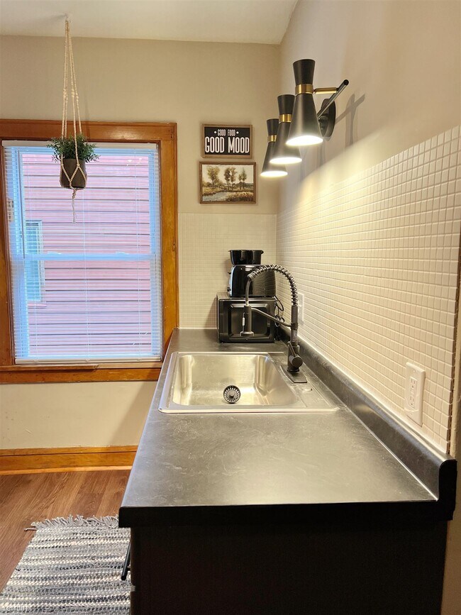 Building Photo - 1 br, 1 bath Duplex - 3921 North Thomas Av...