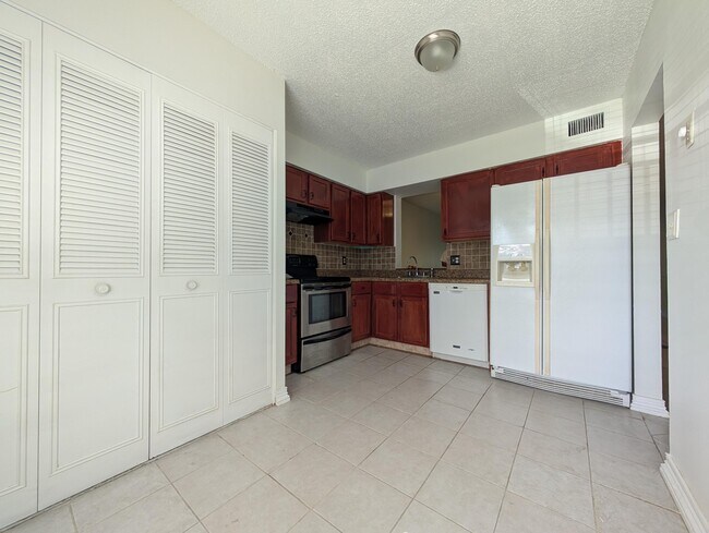 Building Photo - 14701 Cumberland Dr