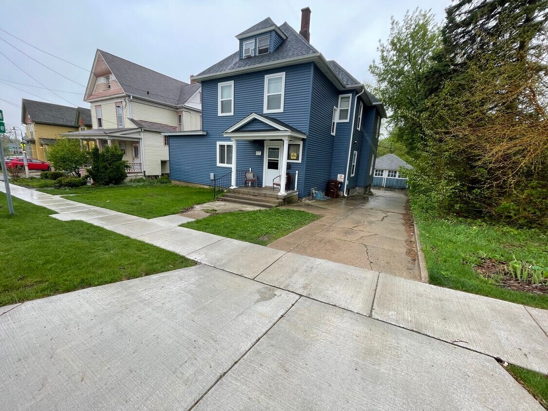 216 E South St, Woodstock, IL 60098 House Rental in Woodstock, IL