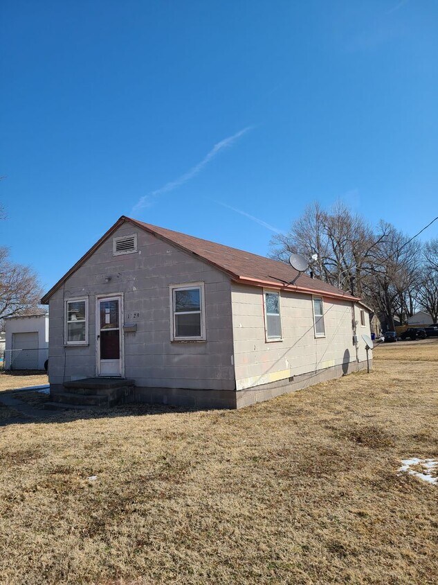 Primary Photo - Pet Friendly 2 bedroom with garage