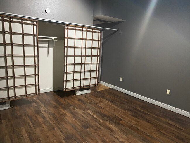 Building Photo - 319 N Mesquite St