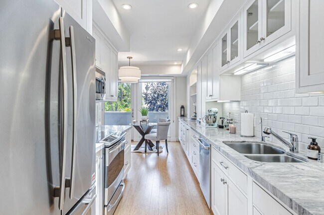 Foto del edificio - Top-Floor Corner Condo Near Downtown Palo Alto and Stanford