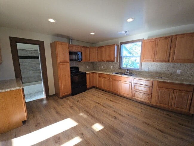 Building Photo - 3BR Eureka home offers remodeled interior, large yard and outbuildings!