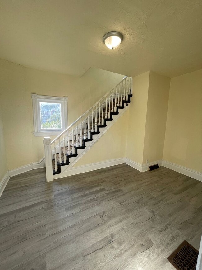 Building Photo - Beautifully renovated 3 bedroom home in Ne...