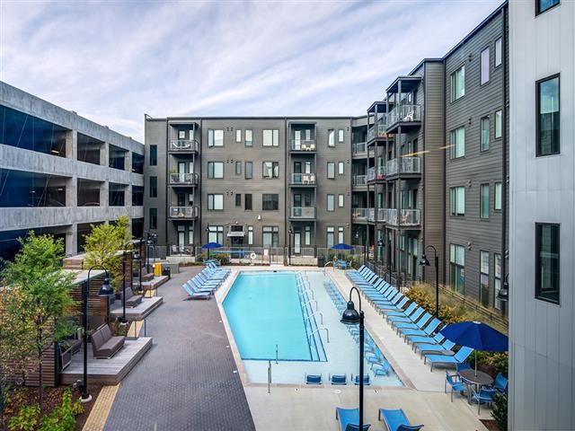 Piscina al aire libre y salón de residentes - The Flats at Taylor Place