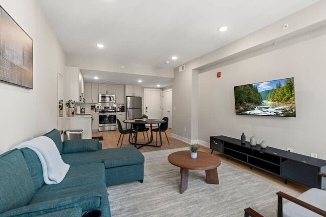 Building Photo - 901 Canal St