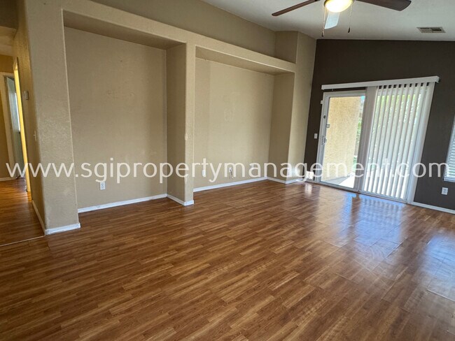 Foto del edificio - 10441 W Palm Ln