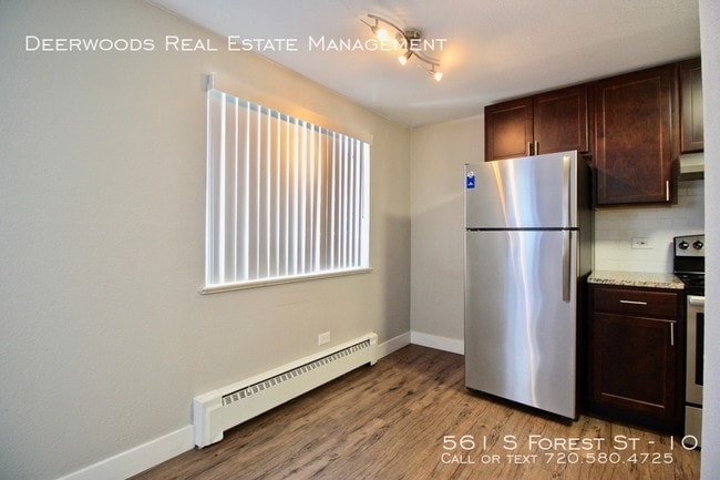 Building Photo - 561 S Forest St