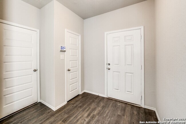 Building Photo - 4 Bedroom/2.5 Bath Applewhite Subdivision