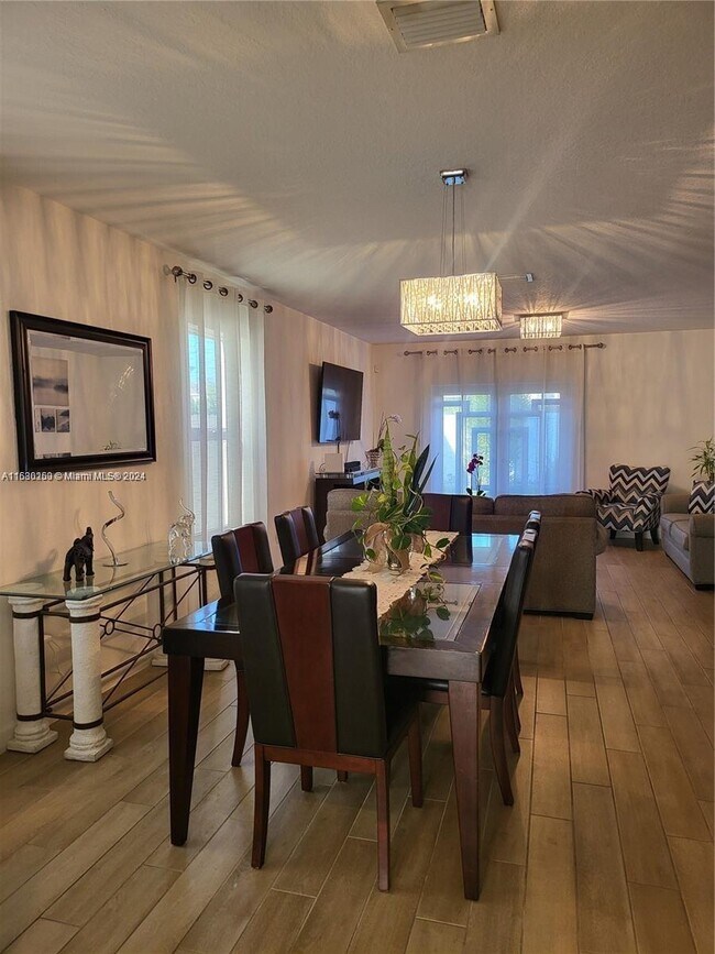 Foto del edificio - 567 NE 6th Pl