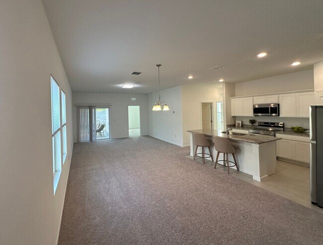 Building Photo - Modern Energy-Smart Living in Lake Wales!