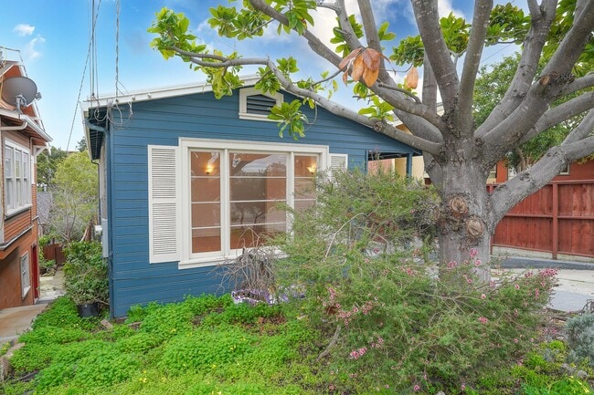 Building Photo - Charming 2 Bedroom Oakland Unit!