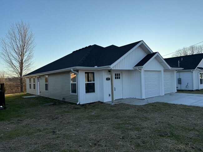Foto del edificio - BRAND NEW BUILD: 3 BEDROOM/ 2 BATHROOM HOUSE IN CARTERVILLE MO WITH 2 CAR GARAGE!!!
