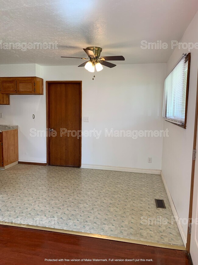Building Photo - 9545 N Clarendon Ave