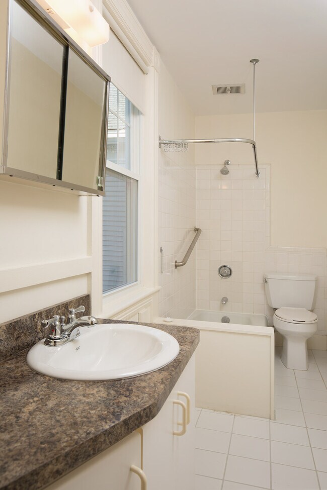Foto del edificio - 352 Thoreau St