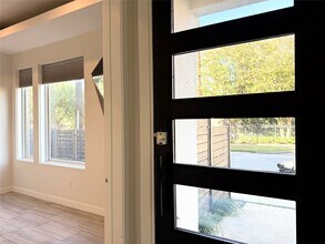 Building Photo - 707 W Clay St