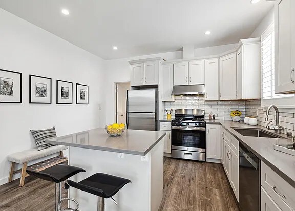 Foto del edificio - Renovated cottage on huge lot! This stylis...