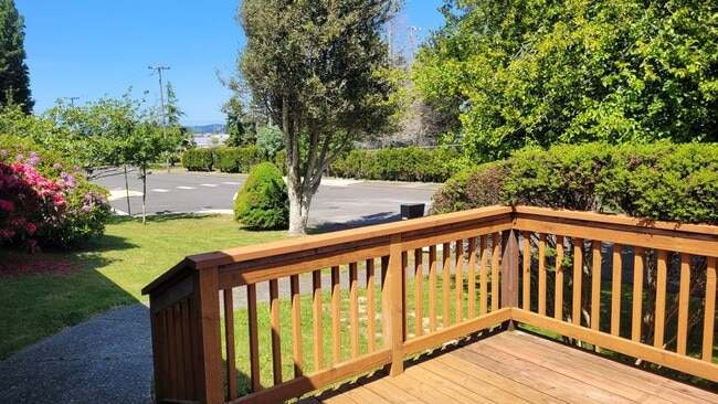 Building Photo - Family Home in Desirable Neighborhood!