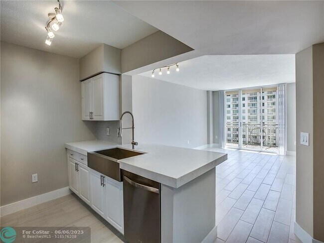Building Photo - 1040 Seminole Dr