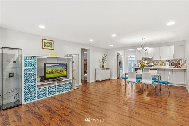 Building Photo - 4 Bed 2 Bath Home in Mountlake Terrace!